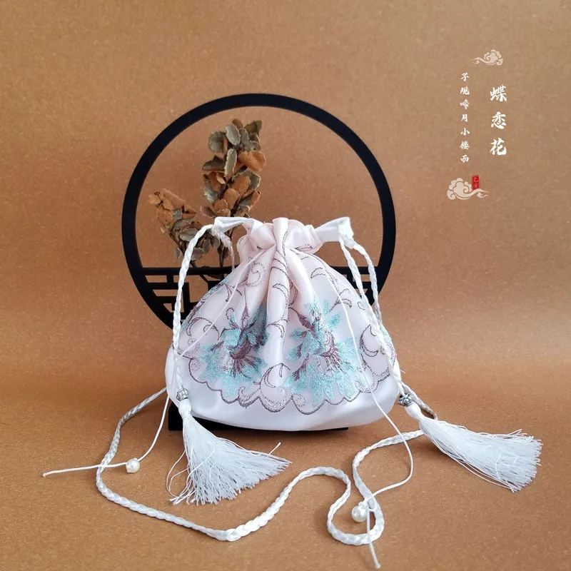 Antique style Tang Song Han Elements Embroidery Hanfu Accessories Tassel Crossbody Bag With Ancient Costume Fabric B5
Antique style Tang Song Han Elements Embroidery Hanfu Accessories Tassel Crossbody Bag With Ancient Costume Fabric B5