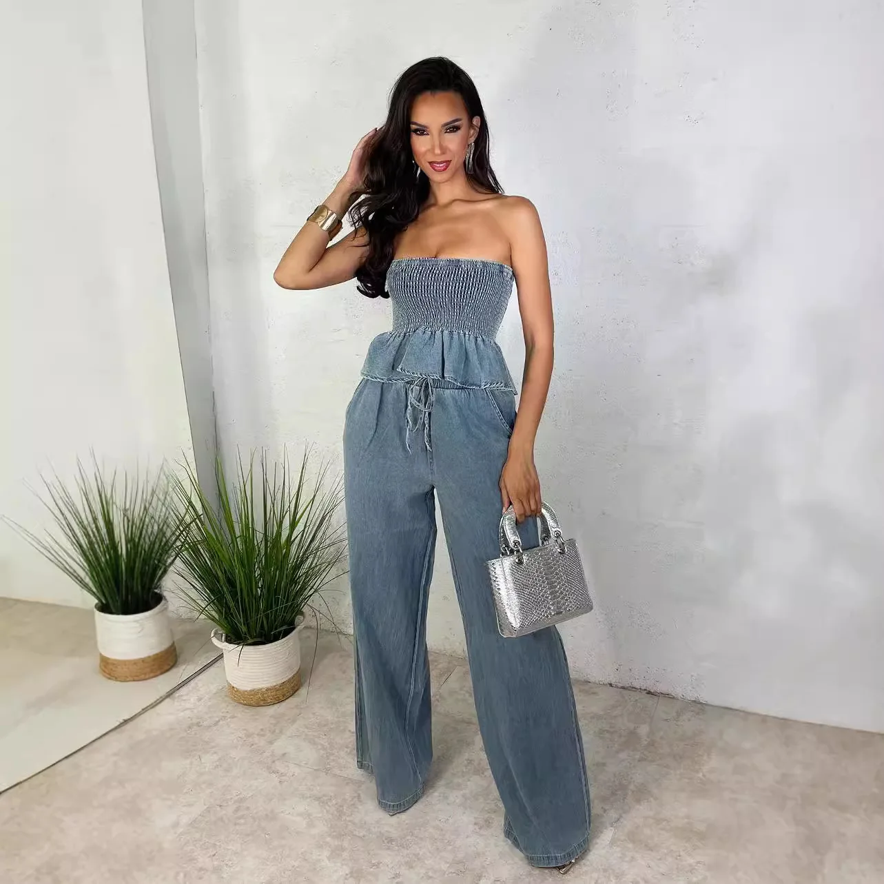 European and American fashion women's clothing, the new ruffle edge tube top denim elastic sexy women's suit
European and American fashion women's clothing, the new ruffle edge tube top denim elastic sexy women's suit