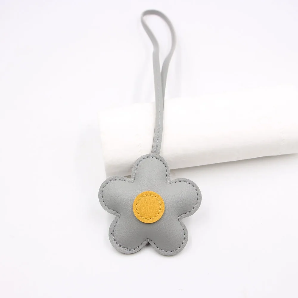 PU Leather Sunflower Bag Pendant Contrasting Cartoon Five Petal Flower Keychain Fashion Car Keyring Bag Pendant Bag Ornament
PU Leather Sunflower Bag Pendant Contrasting Cartoon Five Petal Flower Keychain Fashion Car Keyring Bag Pendant Bag Ornament