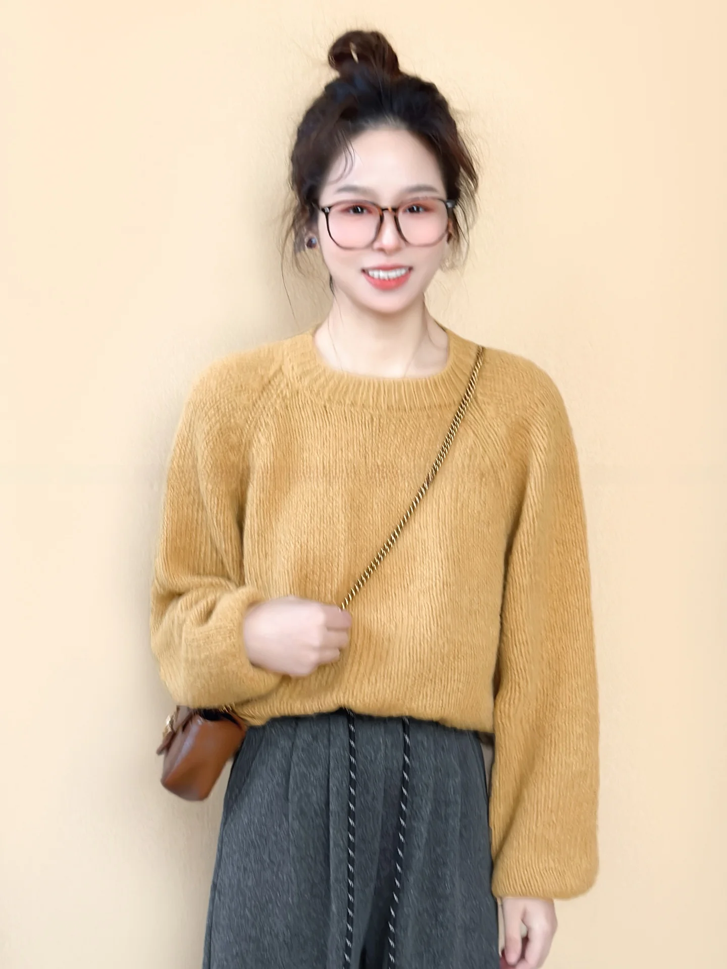 Мягкий уютный шерстяной вязаный свитер, женский модный ленивый свитер маленького размера, новый зимний универсальный свитер в Корейском стиле для поездок на работу
Мягкий уютный шерстяной вязаный свитер, женский модный ленивый свитер маленького размера, новый зимний универсальный свитер в Корейском стиле для поездок на работу