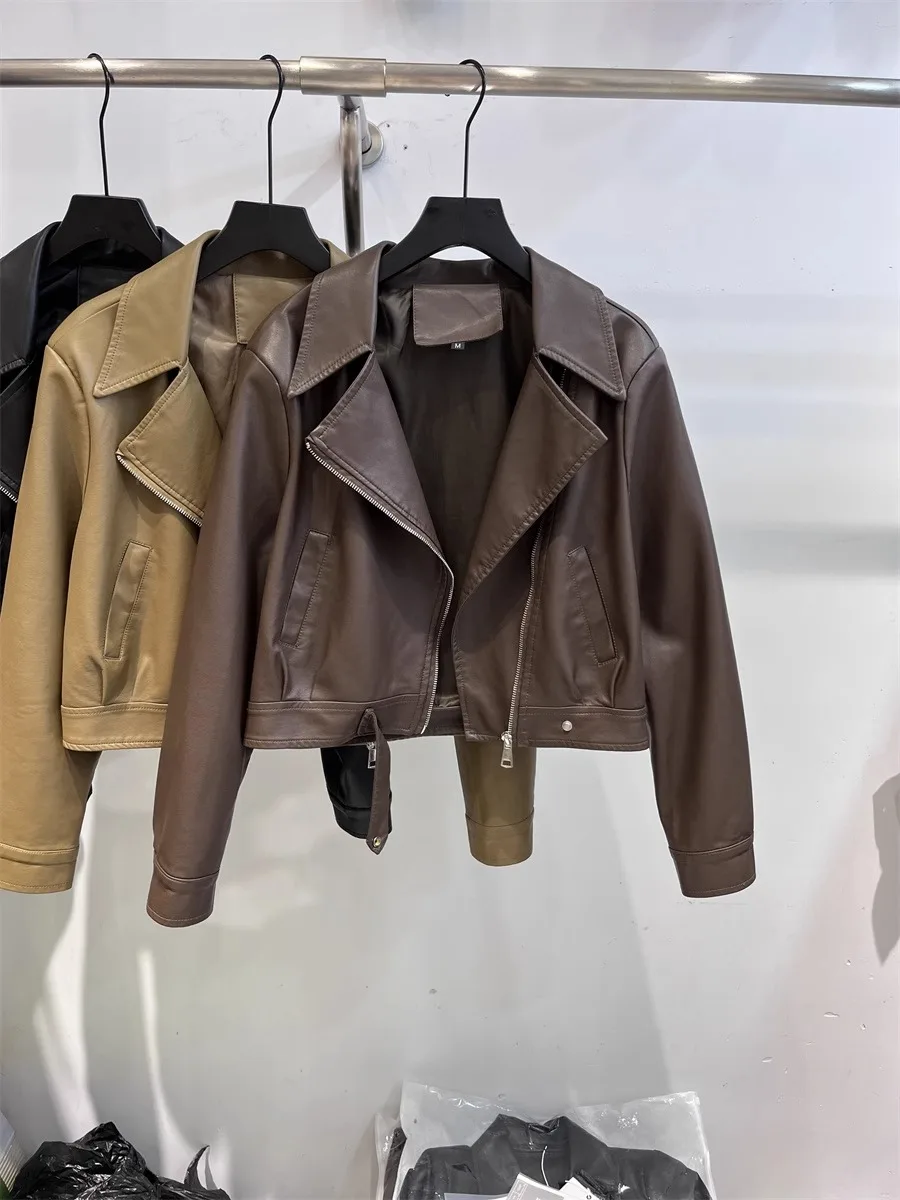Короткая женская куртка из коричневой искусственной кожи в мотоциклетном стиле, модная, в гонконгском стиле, для повседневной носки, с длинными рукавами и воротником
Короткая женская куртка из коричневой искусственной кожи в мотоциклетном стиле, модная, в гонконгском стиле, для повседневной носки, с длинными рукавами и воротником