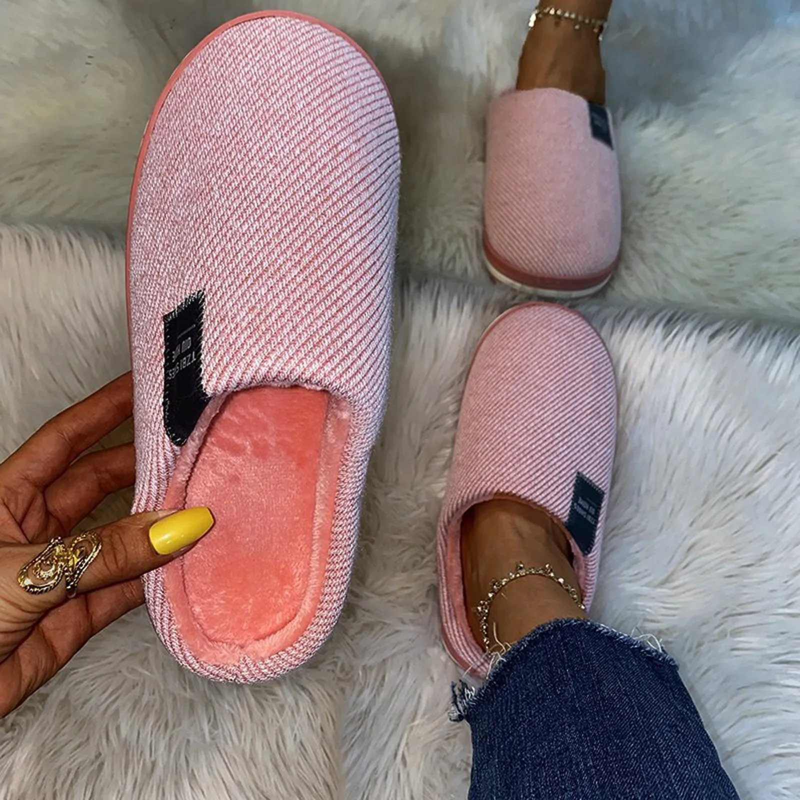 New Fashion Couple Winter Warm Plush Slippers Non-slip Soft Sole Slides Men Women Indoor Floor Mule Ladies' Home Cotton Shoes
New Fashion Couple Winter Warm Plush Slippers Non-slip Soft Sole Slides Men Women Indoor Floor Mule Ladies' Home Cotton Shoes