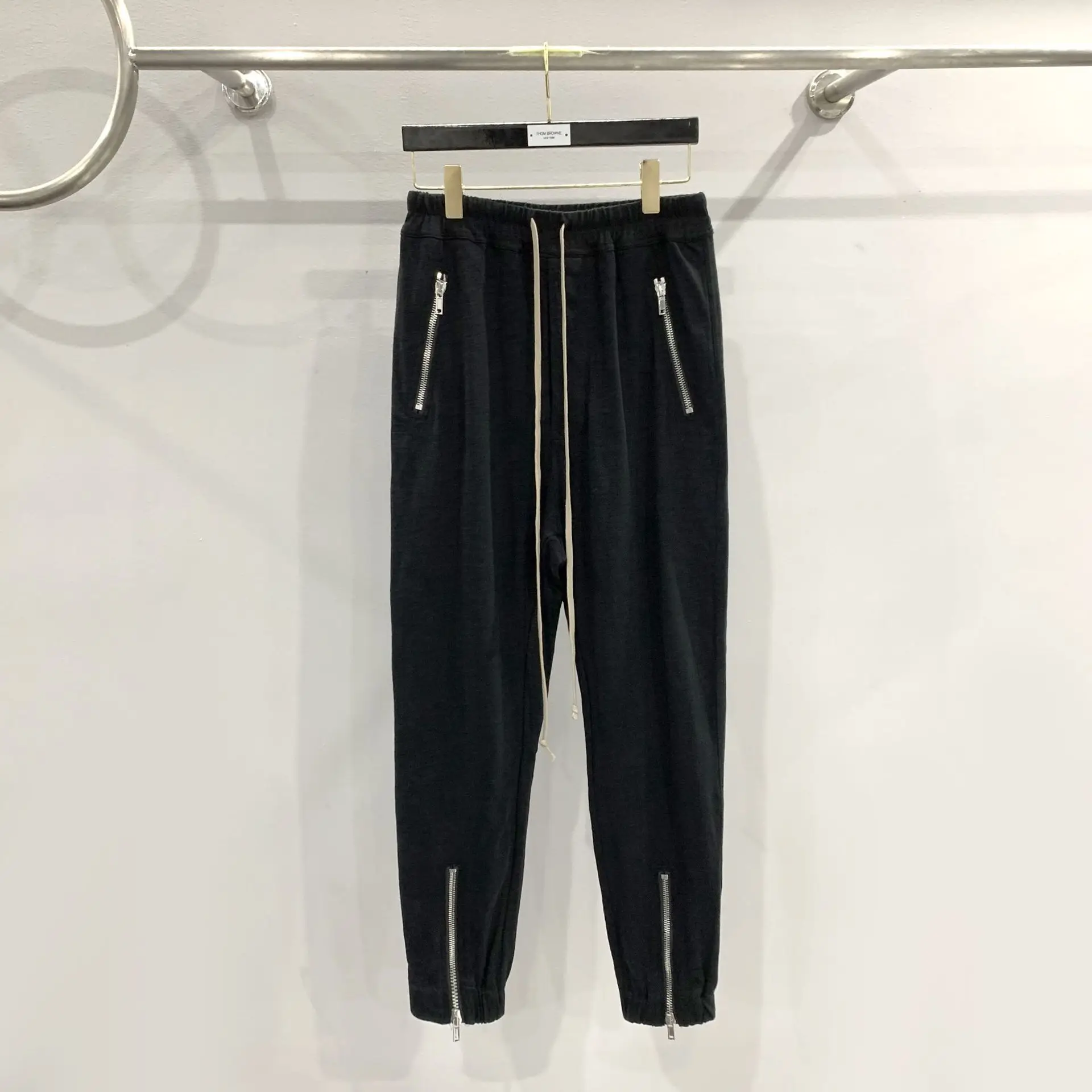 24ss новый стиль Рик, мужские повседневные брюки, женские спортивные брюки, трикотажная ткань, повседневные брюки на молнии
24ss новый стиль Рик, мужские повседневные брюки, женские спортивные брюки, трикотажная ткань, повседневные брюки на молнии