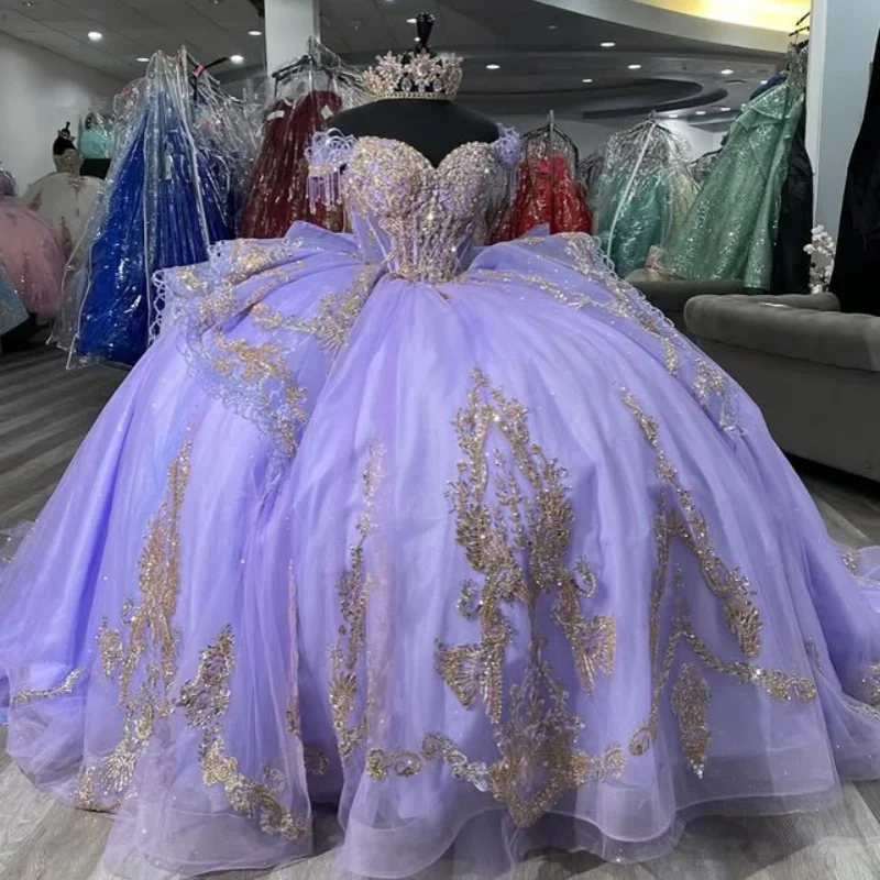 Lavender Quinceanera Dresses Off the Shoulder Golden Glitter Layering Decal Long tail Bow Vestido De 15 Quinceanera Customize
Lavender Quinceanera Dresses Off the Shoulder Golden Glitter Layering Decal Long tail Bow Vestido De 15 Quinceanera Customize