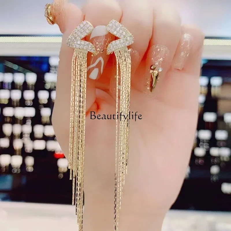 Spring and summer new light luxury high-end long fringed earrings women's fashion face thin earrings
Spring and summer new light luxury high-end long fringed earrings women's fashion face thin earrings