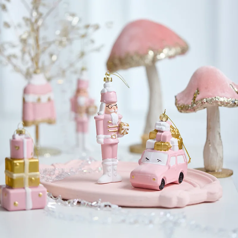 1PC Pink Christmas Tree Hanging Christmas Gift Bag Car Soldier Hanging Christmas Painted Shaped Ball Hanging Decoration 2025 New
1PC Pink Christmas Tree Hanging Christmas Gift Bag Car Soldier Hanging Christmas Painted Shaped Ball Hanging Decoration 2025 New