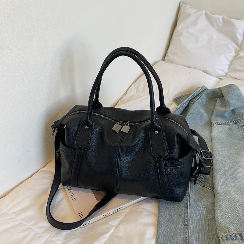 Простая дизайнерская сумка для боулинга большой вместимости, женская сумка для шопинга и поездок на работу, роскошная мягкая сумка из искусственной кожи, универсальная сумка-тоут.
Простая дизайнерская сумка для боулинга большой вместимости, женская сумка для шопинга и поездок на работу, роскошная мягкая сумка из искусственной кожи, универсальная сумка-тоут.