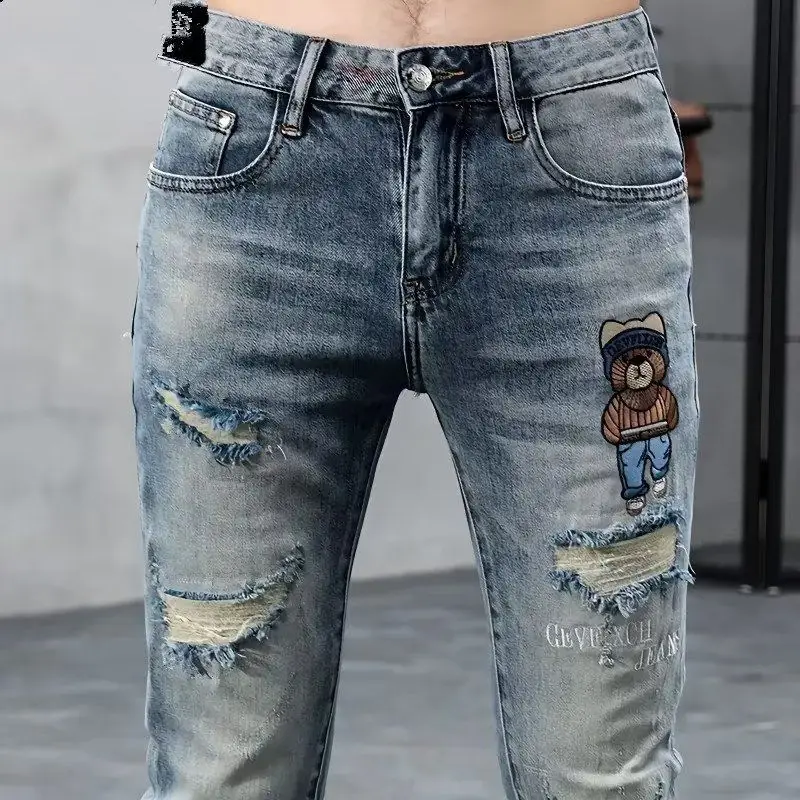 2025 Luxury Clothing Brand Fashion Bear Embroidery Casual Jeans Spring Autumn Slim Washed Ripped Hole Boyfriend Pencil Pants
2025 Luxury Clothing Brand Fashion Bear Embroidery Casual Jeans Spring Autumn Slim Washed Ripped Hole Boyfriend Pencil Pants