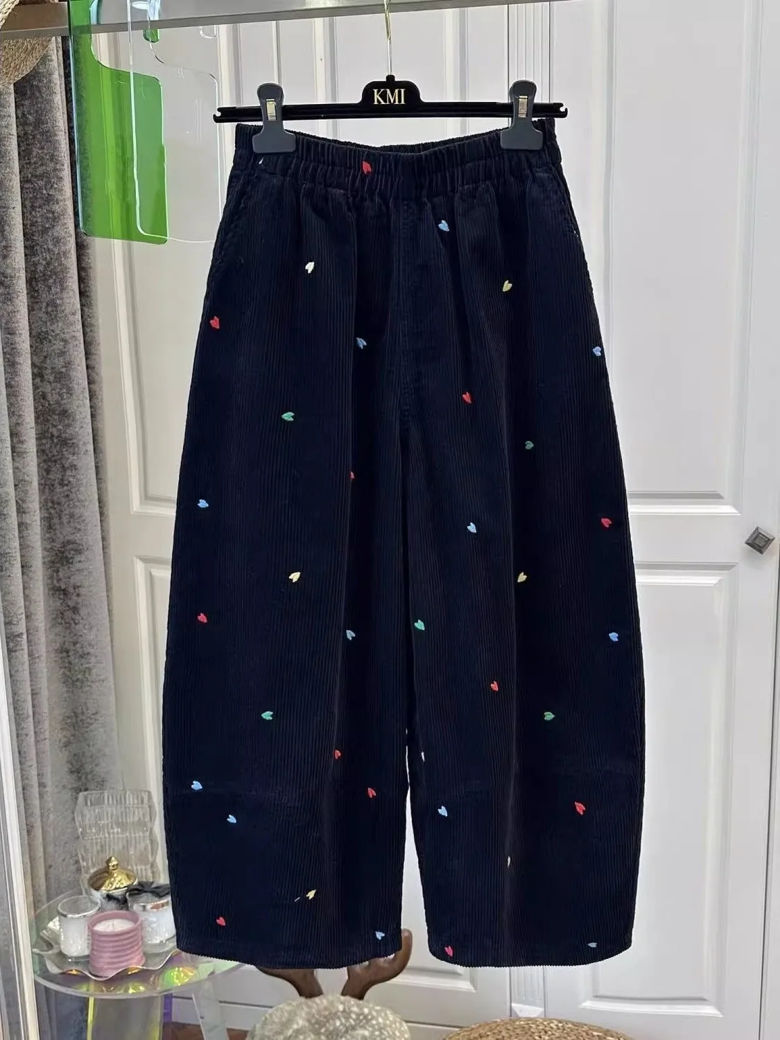 Новые осенне-зимние вельветовые брюки больших размеров с широкими штанинами, вышивкой в виде сердца, свободного кроя, укороченные, повседневные, визуально стройнящие
Новые осенне-зимние вельветовые брюки больших размеров с широкими штанинами, вышивкой в виде сердца, свободного кроя, укороченные, повседневные, визуально стройнящие