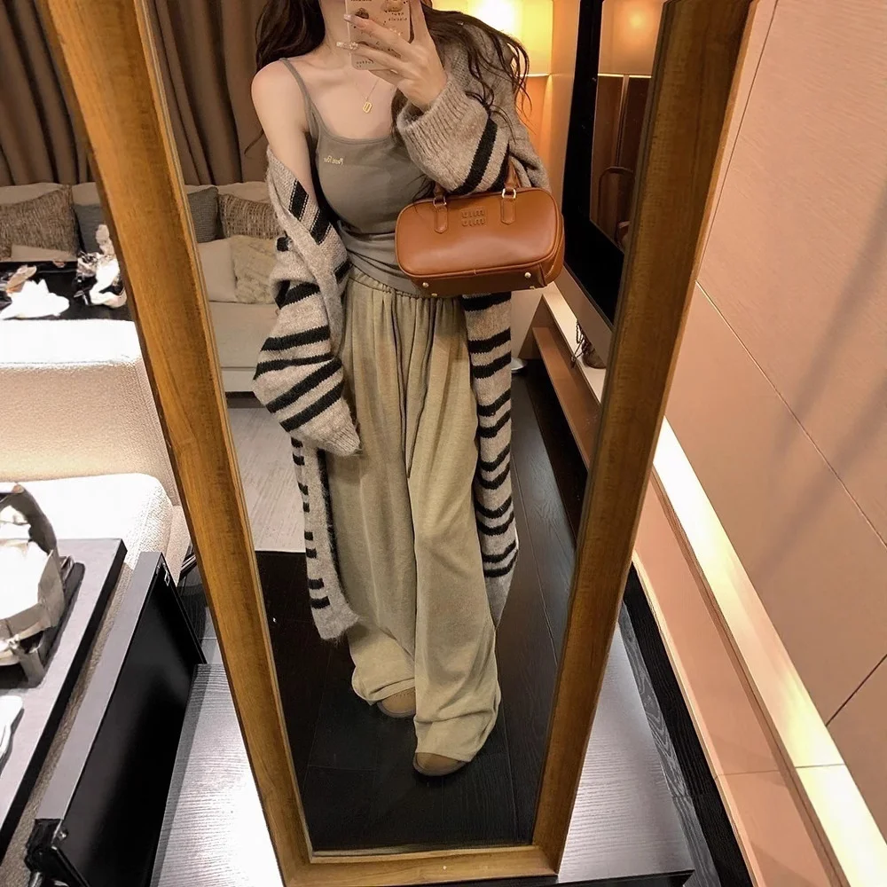 Удлиненные женские зимние кардиганы в богемном стиле с высоким воротником, крупной вязкой, жемчужными пуговицами и карманами
Удлиненные женские зимние кардиганы в богемном стиле с высоким воротником, крупной вязкой, жемчужными пуговицами и карманами