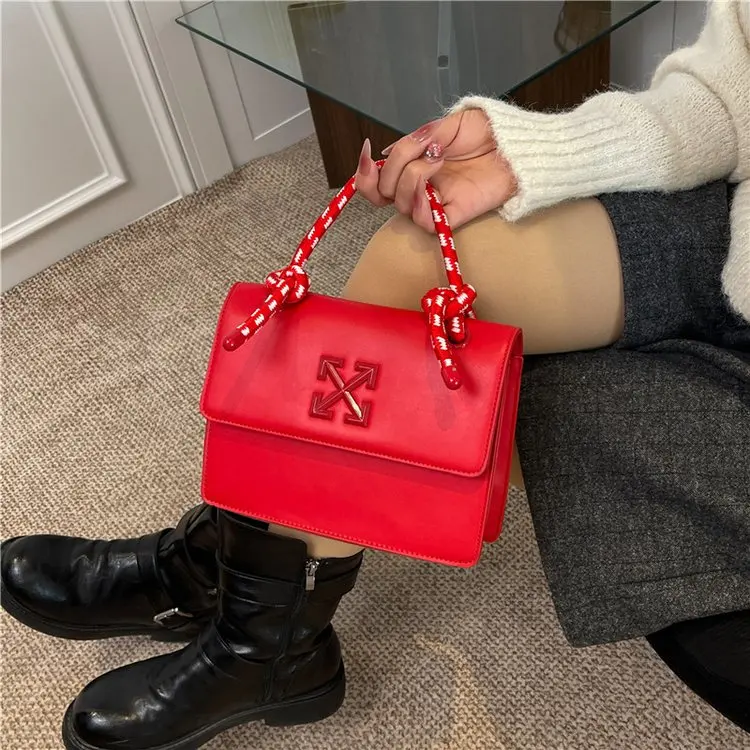 2026 New Handbag Arrow Buckle Small Square Bag Black Fashion Versatile Shoulder Crossbody Bag Stylish for Daily Casual Commute
2026 New Handbag Arrow Buckle Small Square Bag Black Fashion Versatile Shoulder Crossbody Bag Stylish for Daily Casual Commute