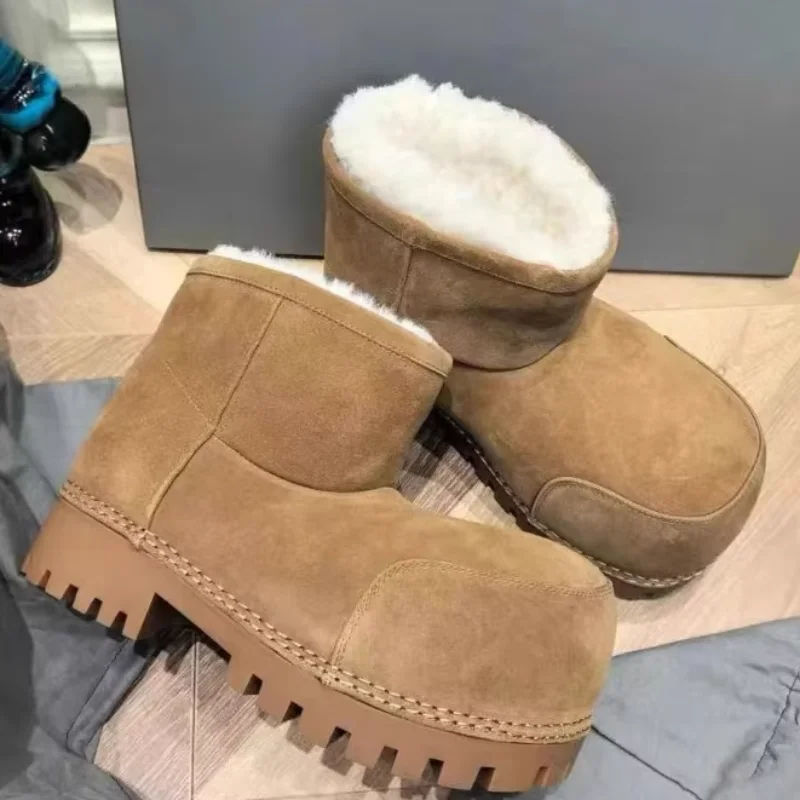 Women's Thick-soled Ankle Boots Plus Size Winter Big Toe Suede Non-slip Snow Shoes Retro Versatile Outdoor Water Proof Boots
Women's Thick-soled Ankle Boots Plus Size Winter Big Toe Suede Non-slip Snow Shoes Retro Versatile Outdoor Water Proof Boots