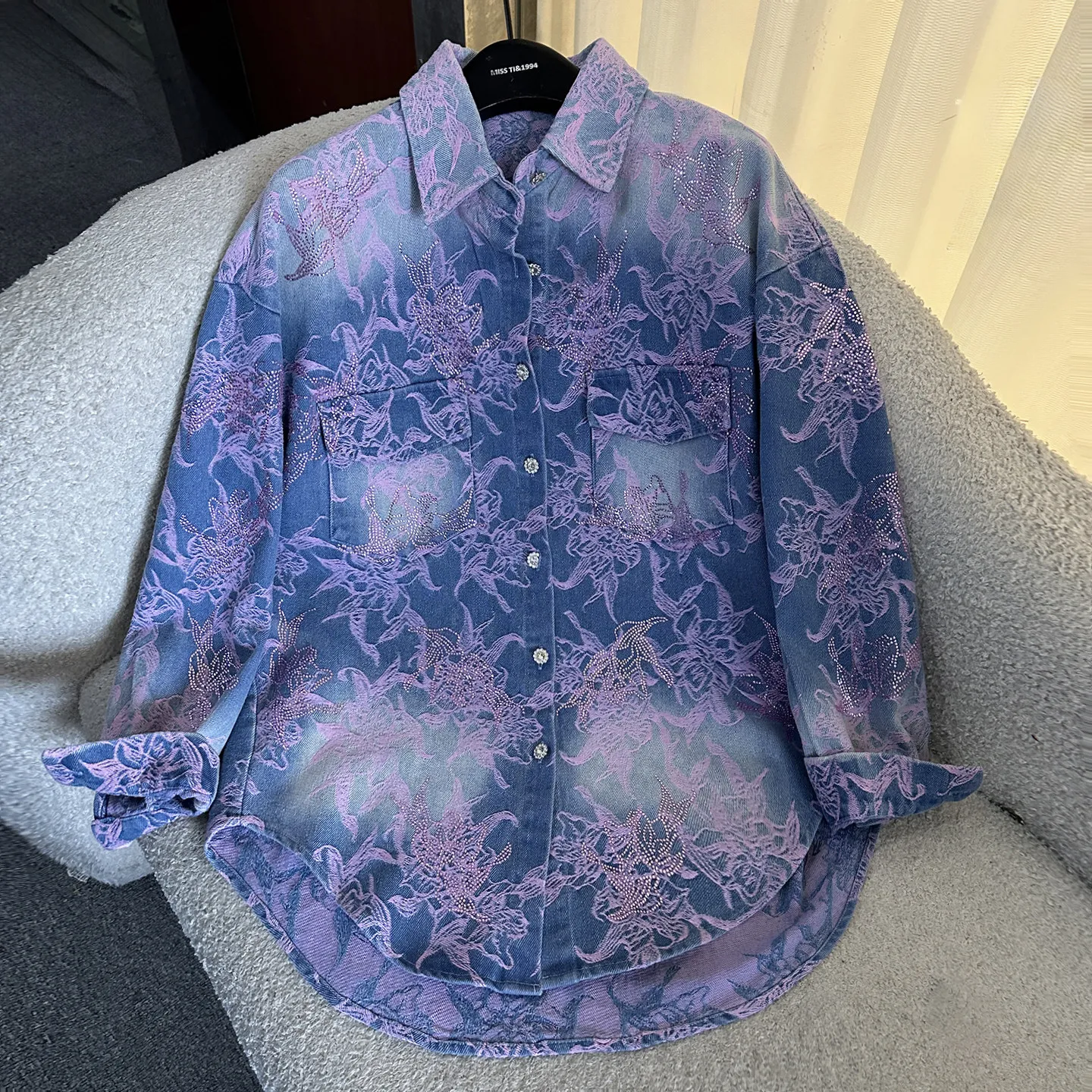 2026 Spring Heavy Industry New Rhinestone Design Embroidered Long Sleeve Denim Shirt for Women, Loose Casual Top, Denim Blouses
2026 Spring Heavy Industry New Rhinestone Design Embroidered Long Sleeve Denim Shirt for Women, Loose Casual Top, Denim Blouses
