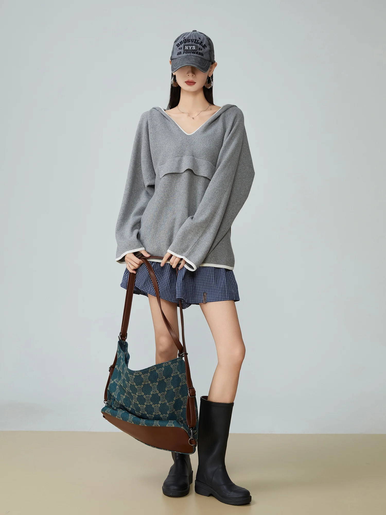 Женский трикотажный джемпер Ele ey с V-образным вырезом и капюшоном, свободный повседневный крой, весна 2026, новый дизайн, удобный, из смесового полиэстера, с длинными рукавами
Женский трикотажный джемпер Ele ey с V-образным вырезом и капюшоном, свободный повседневный крой, весна 2026, новый дизайн, удобный, из смесового полиэстера, с длинными рукавами