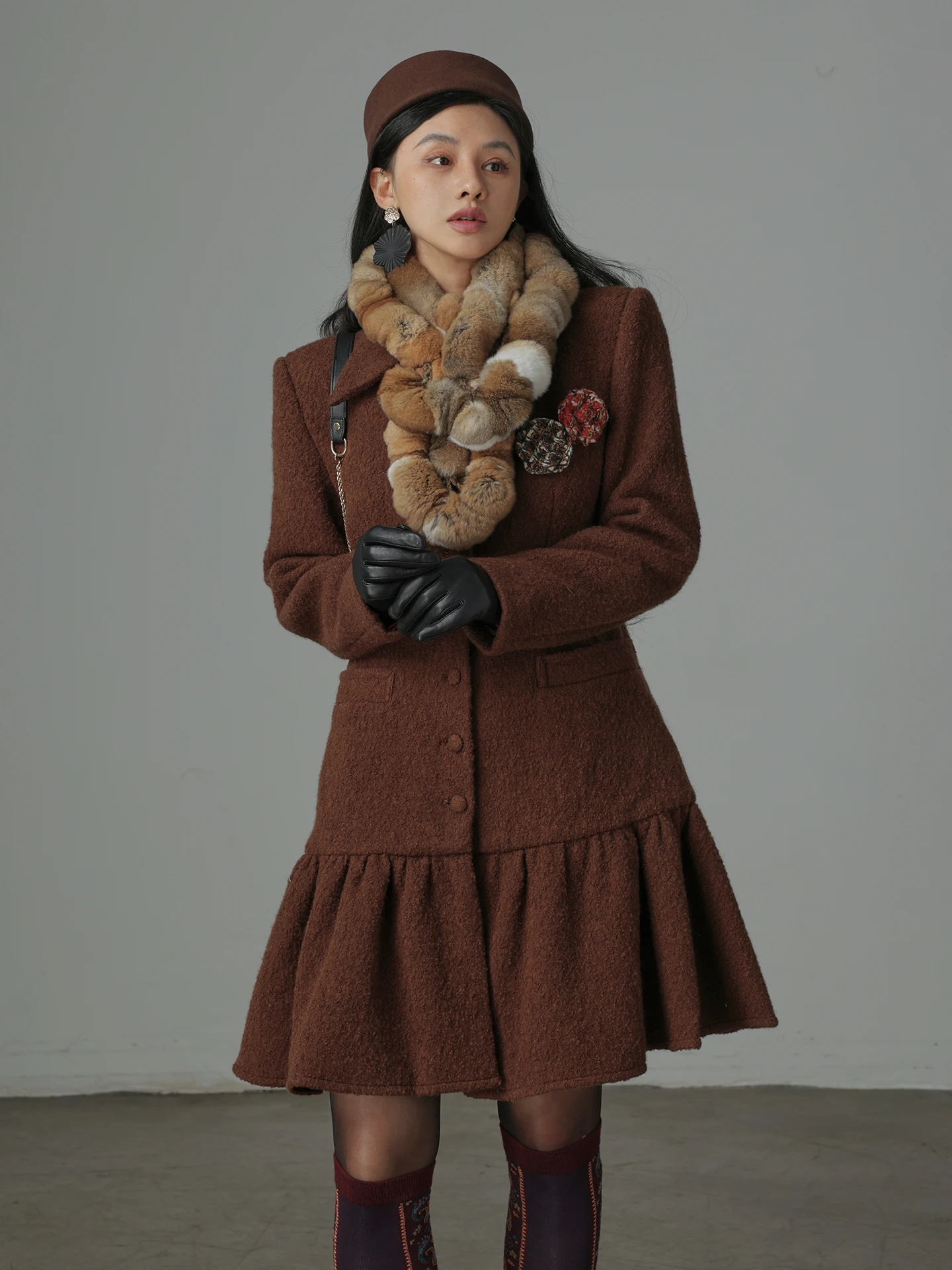 Ретро-шерстяное пальто TWANG: повседневное, с длинными рукавами, воротником-стойкой, зимняя верхняя одежда, цвет карамель, для ношения в помещении и на улице
Ретро-шерстяное пальто TWANG: повседневное, с длинными рукавами, воротником-стойкой, зимняя верхняя одежда, цвет карамель, для ношения в помещении и на улице