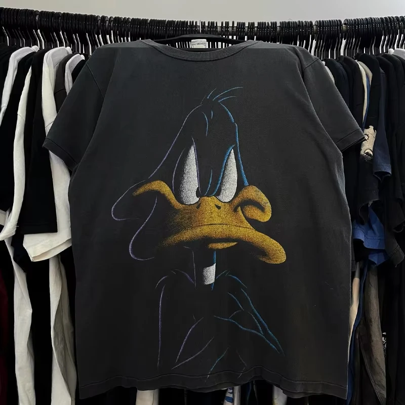 Летняя футболка с принтом анимационного мультфильма Дисней Дональд Дак для мальчиков и девочек, повседневная спортивная уличная футболка в стиле поп-арт, винтажная, с короткими рукавами
Летняя футболка с принтом анимационного мультфильма Дисней Дональд Дак для мальчиков и девочек, повседневная спортивная уличная футболка в стиле поп-арт, винтажная, с короткими рукавами