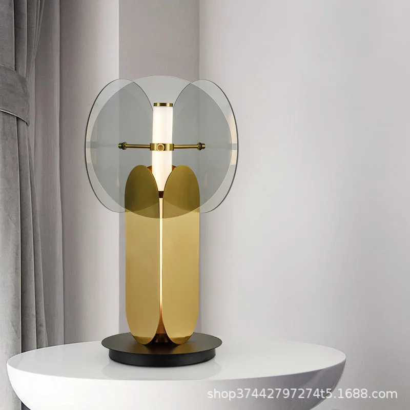 Nordic minimalist and creative model room, postmodern bedside decoration, bedroom art, light luxury glass table lamp
Nordic minimalist and creative model room, postmodern bedside decoration, bedroom art, light luxury glass table lamp