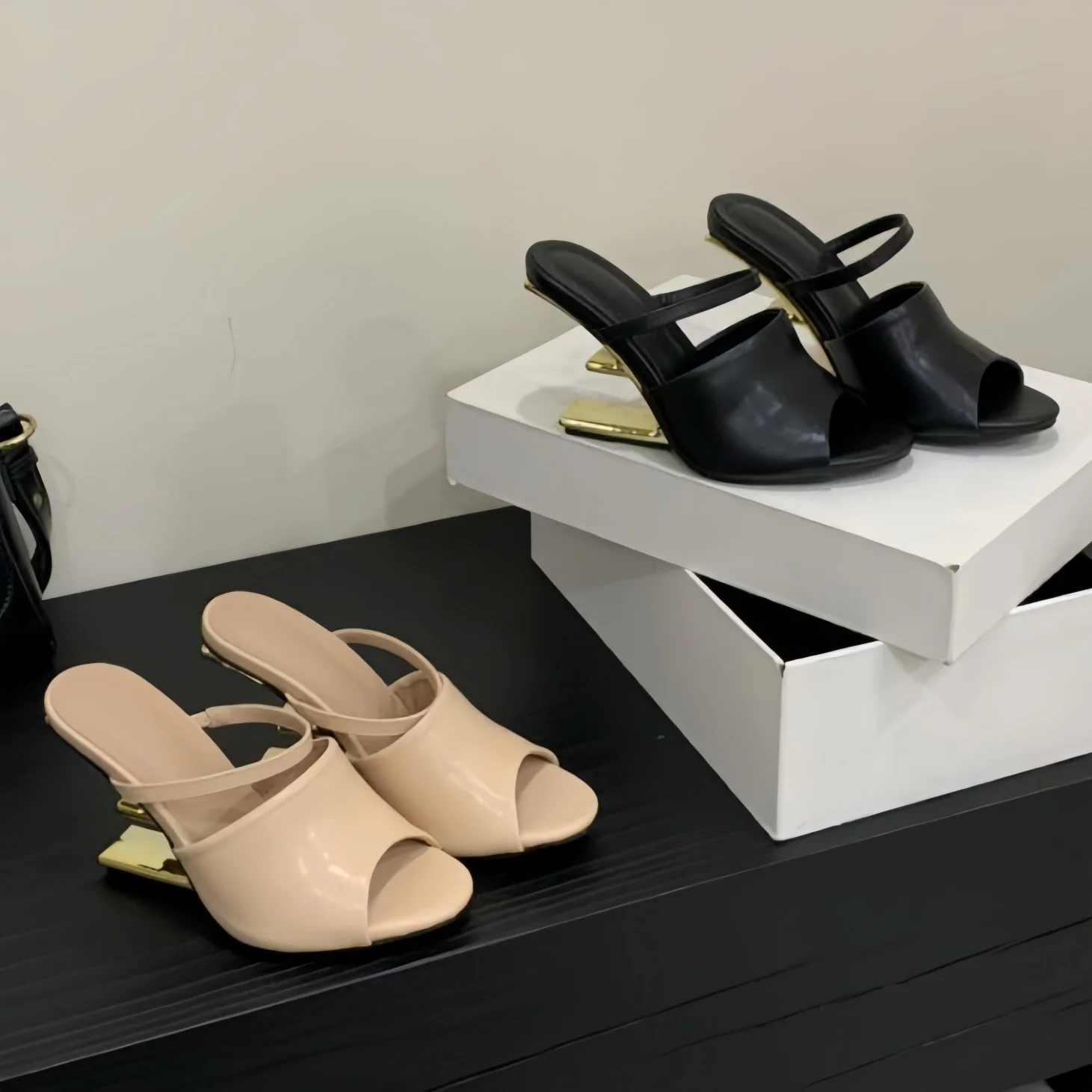 Fish Mouth Shaped Irregular Heel Sandals One String Design Slippers Thick Soled High-Heeled Slippers Sexy Fashionable Sandals
Fish Mouth Shaped Irregular Heel Sandals One String Design Slippers Thick Soled High-Heeled Slippers Sexy Fashionable Sandals