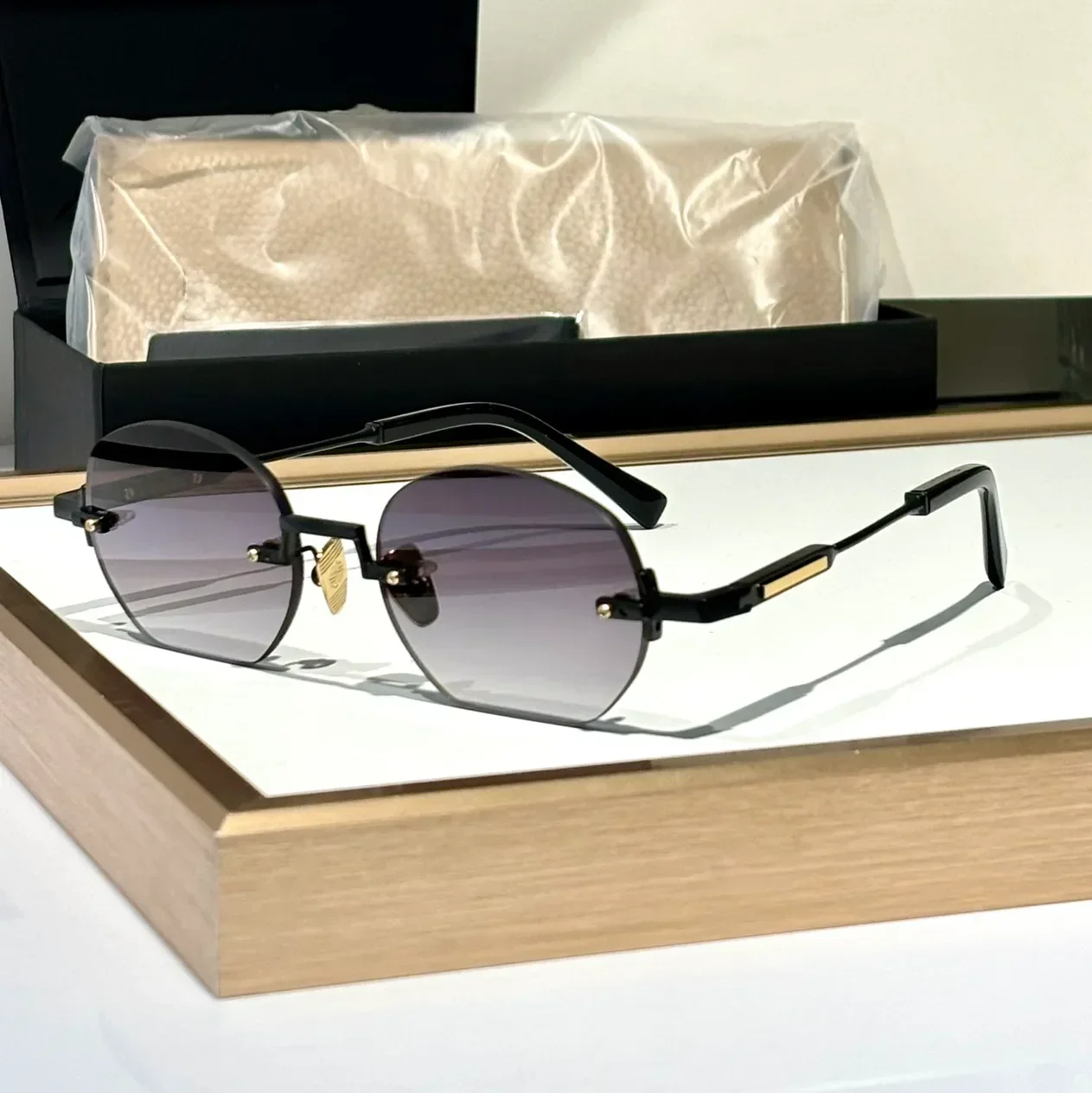 Fashion Sunglasses For Women and Men MARSHALL Style Anti-Ultraviolet Retro Plate Frameless Special design Glasses Random Box
Fashion Sunglasses For Women and Men MARSHALL Style Anti-Ultraviolet Retro Plate Frameless Special design Glasses Random Box