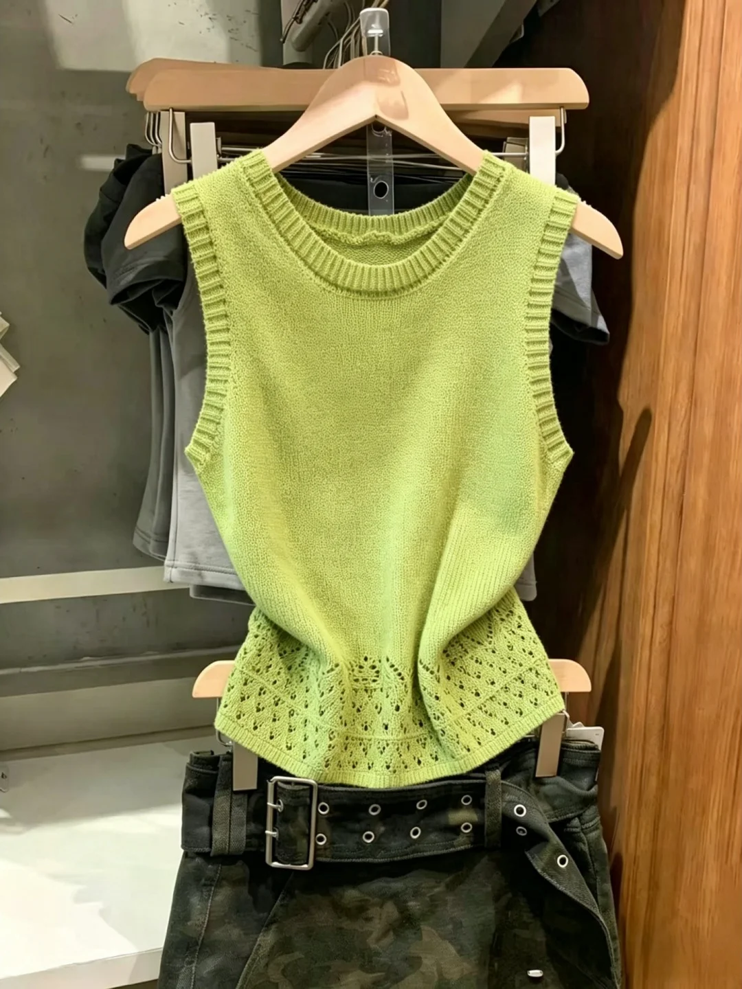 High-End Women's Sleeveless Knitted Vest Summer Thin Hollow out Lace Slimming Top French Style Loose Fit Soft Polyester
High-End Women's Sleeveless Knitted Vest Summer Thin Hollow out Lace Slimming Top French Style Loose Fit Soft Polyester