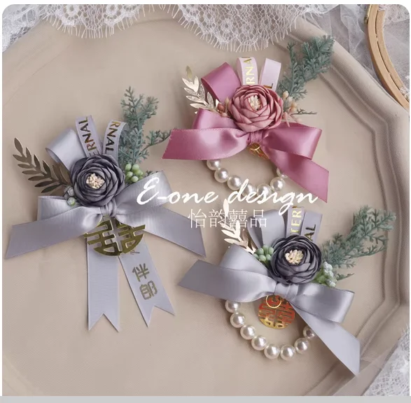 Mori is a beautiful European red wedding. The bride, groom, bridesmaid, groomsman, parents, corsage and family members have a se
Mori is a beautiful European red wedding. The bride, groom, bridesmaid, groomsman, parents, corsage and family members have a se