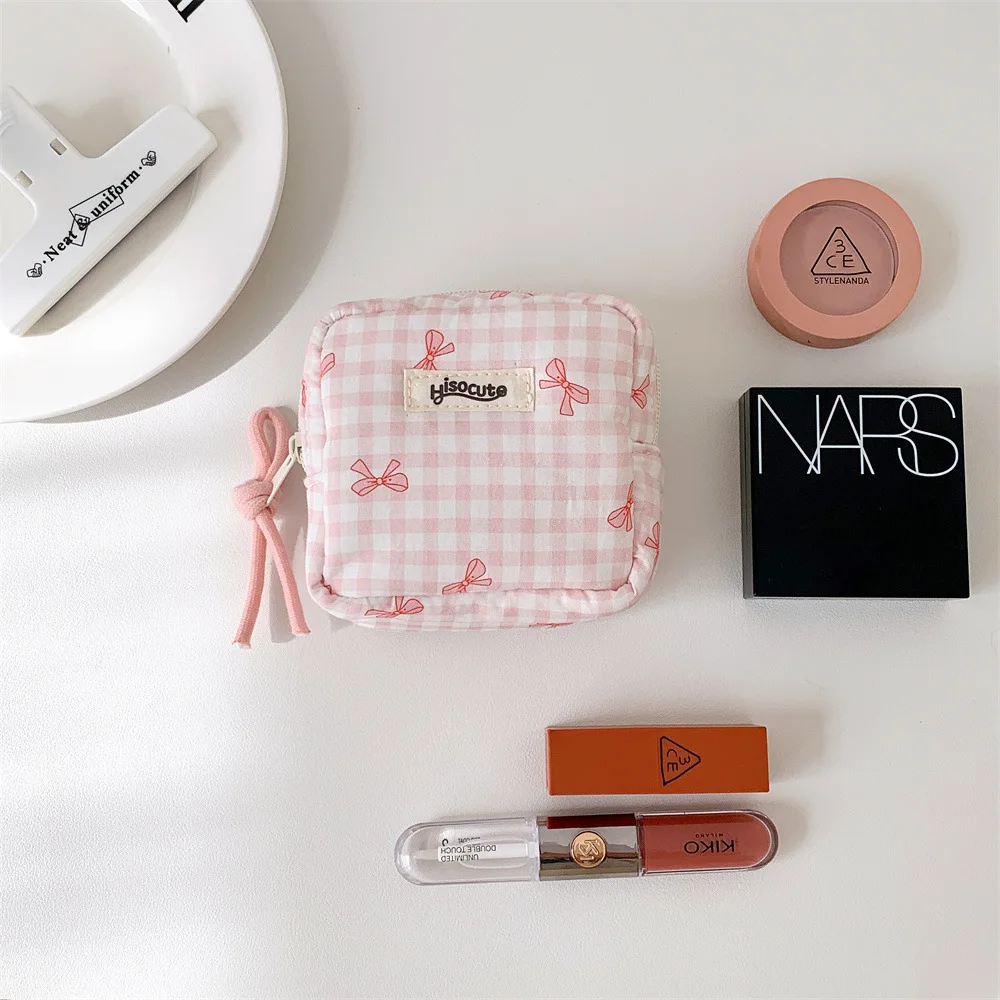 Ins Корейская клетчатая косметичка для девочек, сумка для хранения гигиенических прокладок, косметичка для ношения, красный конверт, студенческая сумка для наушников, прочная
Ins Корейская клетчатая косметичка для девочек, сумка для хранения гигиенических прокладок, косметичка для ношения, красный конверт, студенческая сумка для наушников, прочная