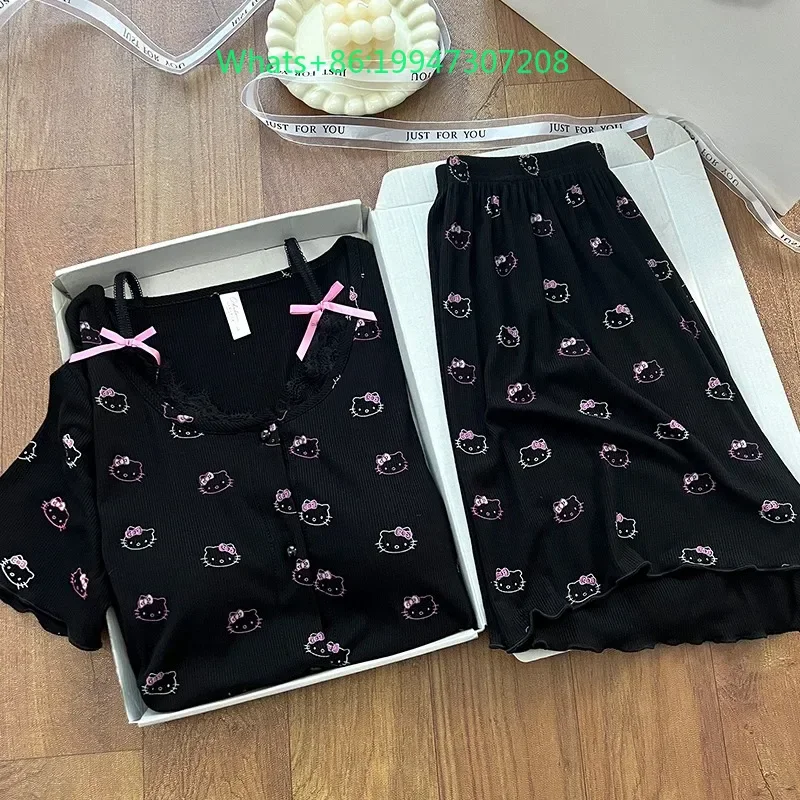 Новый летний черный кардиган с нагрудником, пижама с рисунком Hello Kitty, женская домашняя одежда, комплект из двух предметов
Новый летний черный кардиган с нагрудником, пижама с рисунком Hello Kitty, женская домашняя одежда, комплект из двух предметов