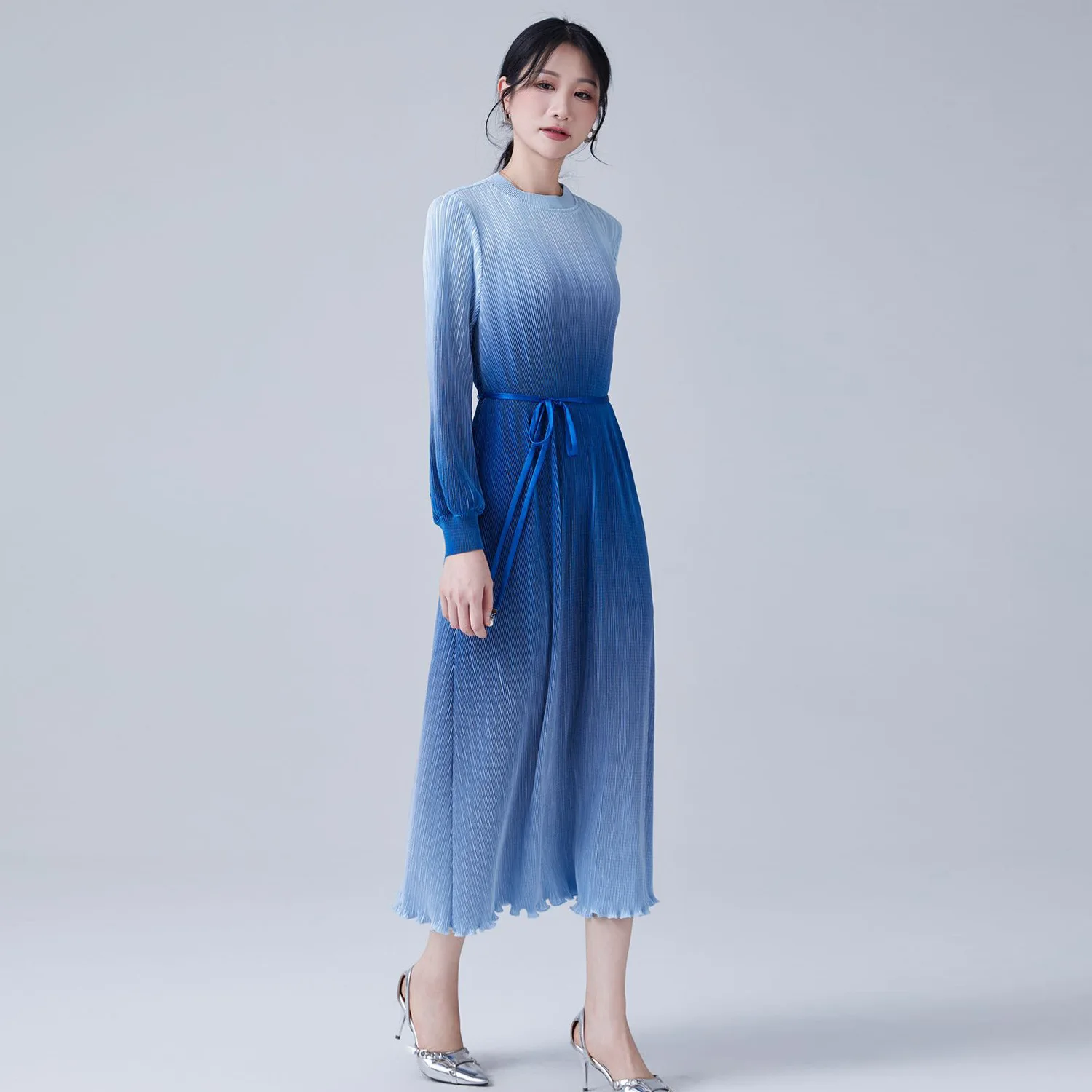 Pleated gradient color dress for ladies, V-neck style, belt, new style, 2025 evening dress, elegant women's formal d
Pleated gradient color dress for ladies, V-neck style, belt, new style, 2025 evening dress, elegant women's formal d