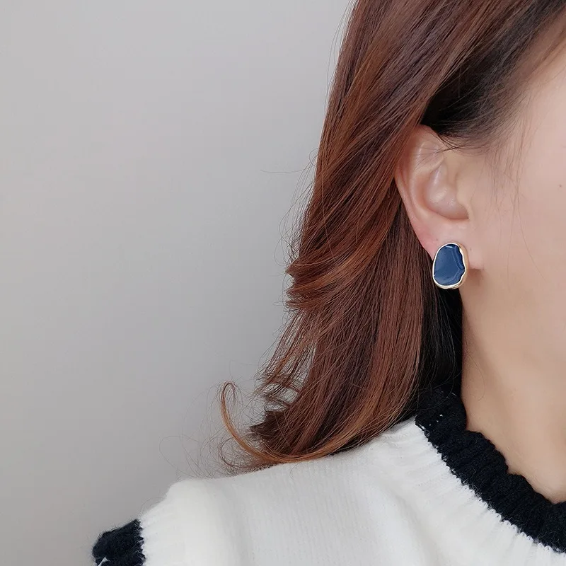 French retro women's fashion niche design earrings with a high-end feel, light luxury, fashionable temperament, ear accessories
French retro women's fashion niche design earrings with a high-end feel, light luxury, fashionable temperament, ear accessories