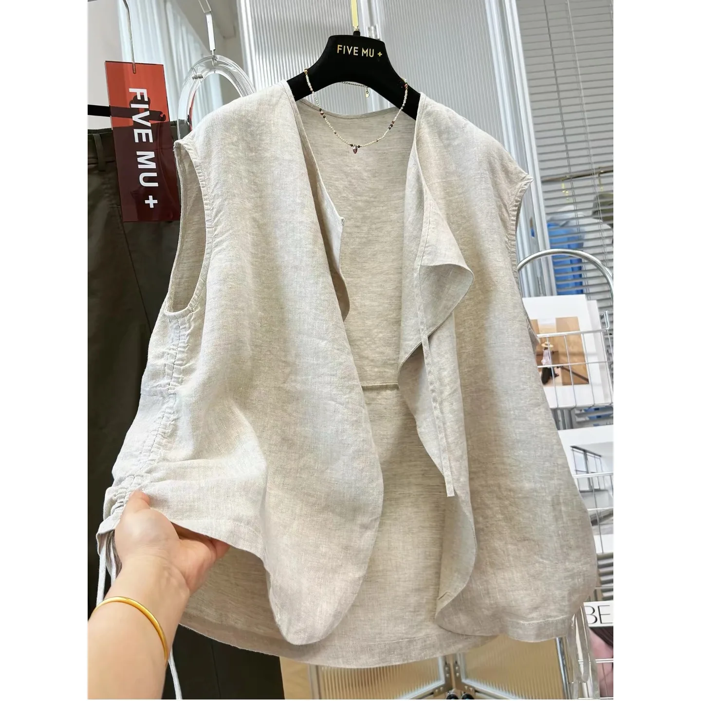 Stylish Cotton Linen Sleeveless Vest Women's Outerwear Spring Summer Season Layering Beautiful Design No Brand Registered Tra...
Stylish Cotton Linen Sleeveless Vest Women's Outerwear Spring Summer Season Layering Beautiful Design No Brand Registered Tra...