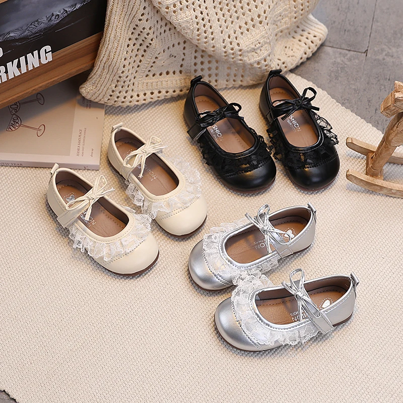 Детские туфли-балетки из мягкой кожи для девочек с кружевным бантом, новинка 2026 года, весенние, на мягкой подошве, простые, модные, для вечеринок и свадеб
Детские туфли-балетки из мягкой кожи для девочек с кружевным бантом, новинка 2026 года, весенние, на мягкой подошве, простые, модные, для вечеринок и свадеб