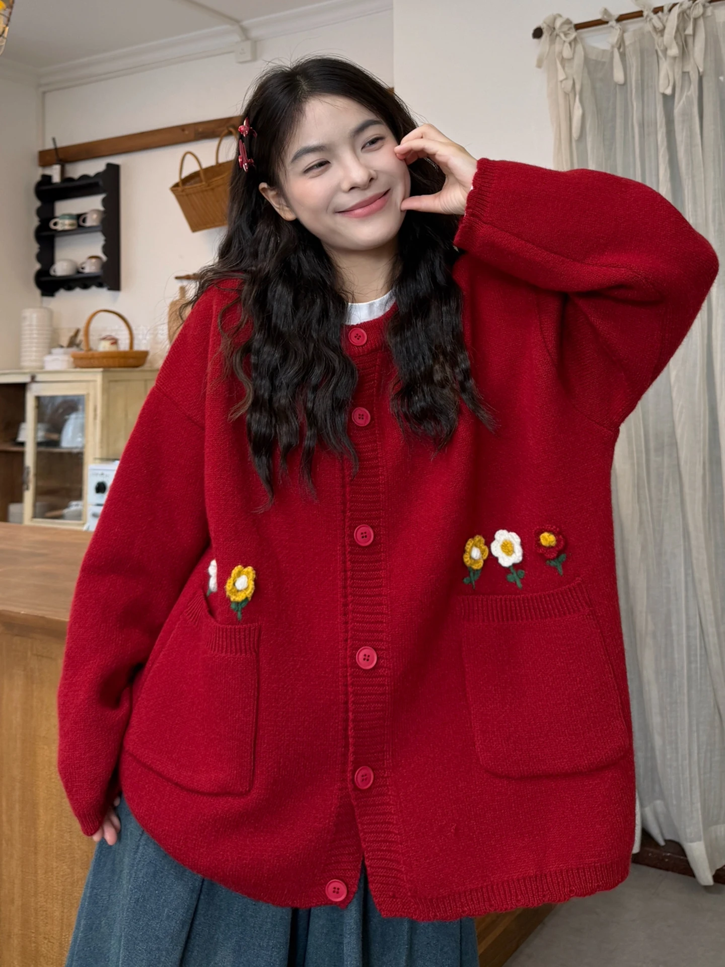 Красный вязаный кардиган для женщин, осенне-зимний, больших размеров, удобный, с уникальной вышивкой в виде цветов, для повседневной носки, из мягкого материала
Красный вязаный кардиган для женщин, осенне-зимний, больших размеров, удобный, с уникальной вышивкой в виде цветов, для повседневной носки, из мягкого материала