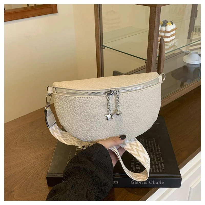 Текстурированная сумка с тиснением страуса для женщин. Роскошная дизайнерская сумка-тоут для изысканного стиля.
Текстурированная сумка с тиснением страуса для женщин. Роскошная дизайнерская сумка-тоут для изысканного стиля.