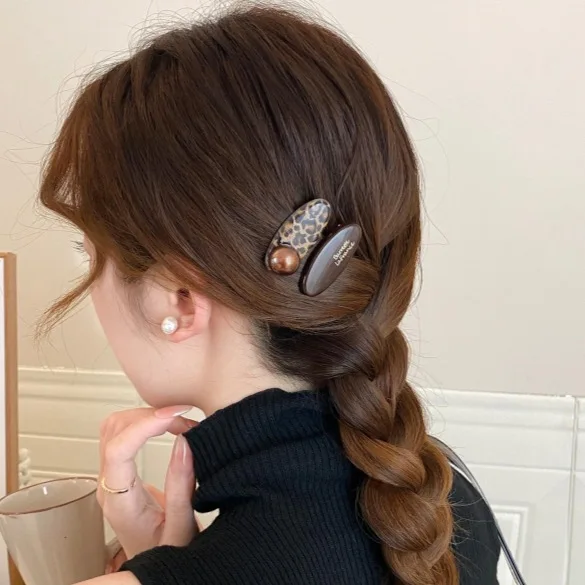 Hair Clip Leopard Print Vintage Oval Bead Resin Side Fringe Duckbill Holder for Women Lightweight Durable Premium Classic
Hair Clip Leopard Print Vintage Oval Bead Resin Side Fringe Duckbill Holder for Women Lightweight Durable Premium Classic