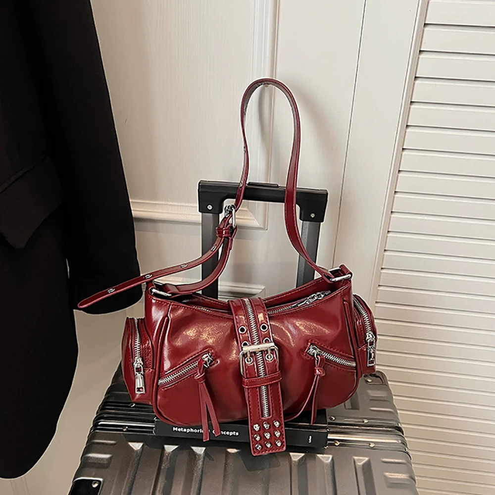 Модная глянцевая бордовая сумка с заклепками из искусственной кожи, женская осенне-зимняя новая нежная сумка на одно плечо с пряжкой и молнией, универсальные сумки через плечо