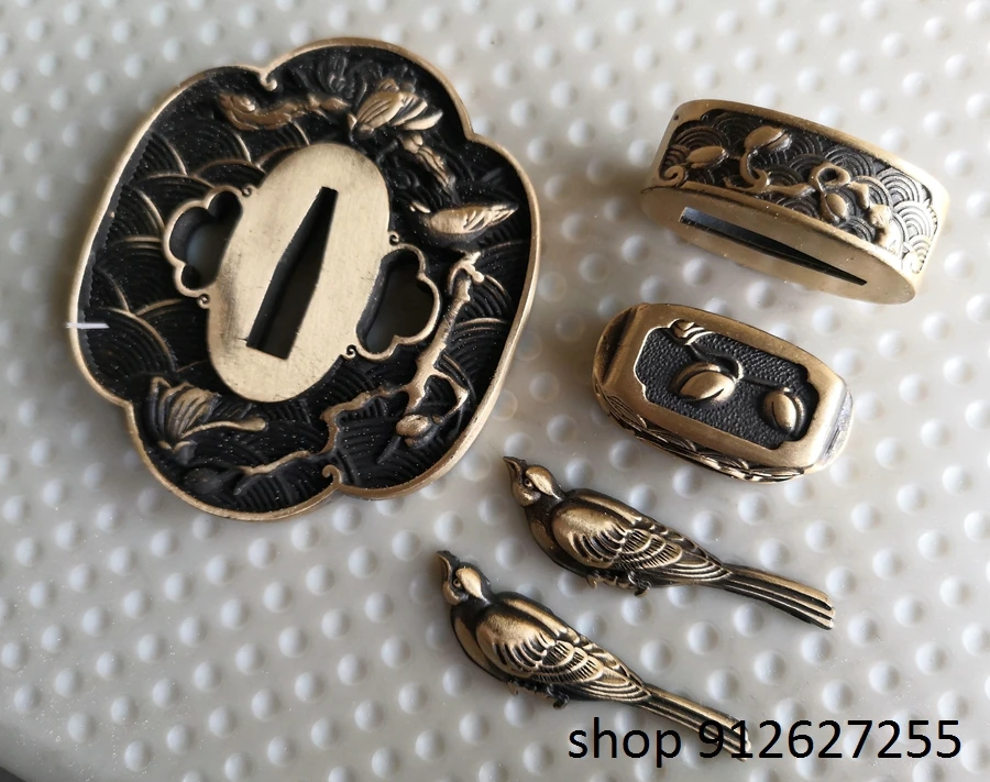Высокая медная латунь птица tsuba и Фучи для японского меча катана wakizashi танто
Высокая медная латунь птица tsuba и Фучи для японского меча катана wakizashi танто