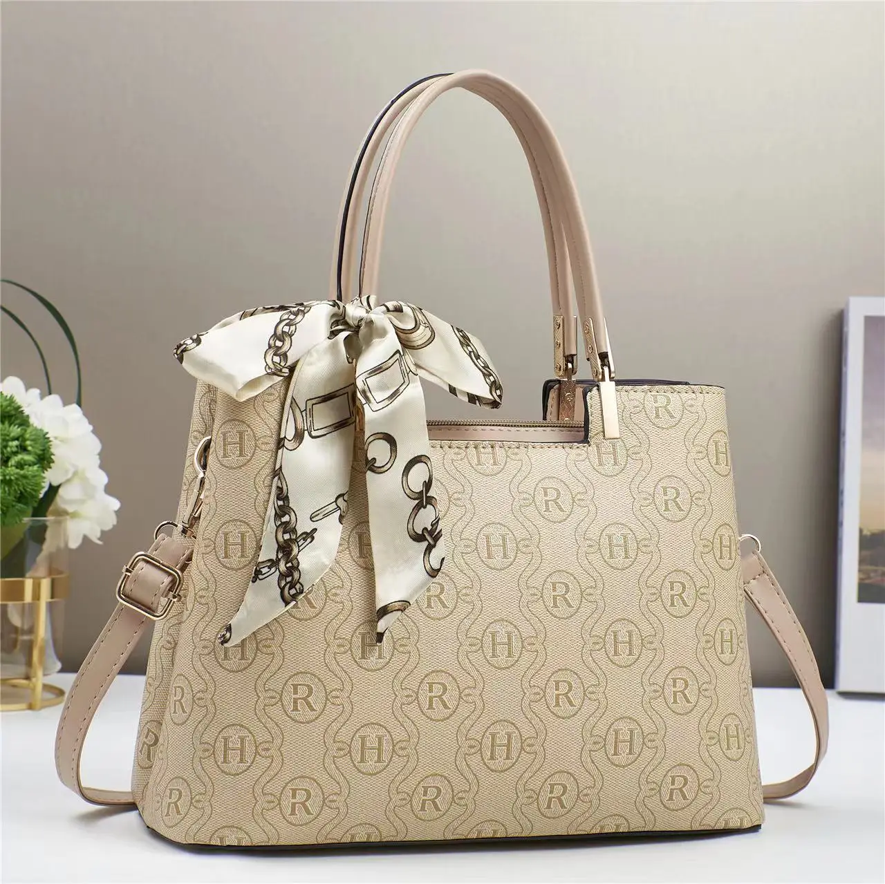 Модная сумка с верхней ручкой и премиум-класса — стильная и шикарная женская сумка через плечо и через плечо, Exuding Classy Vibe
Модная сумка с верхней ручкой и премиум-класса — стильная и шикарная женская сумка через плечо и через плечо, Exuding Classy Vibe