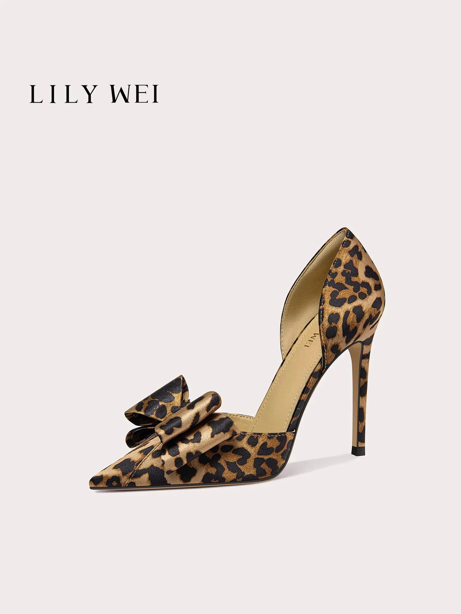 Stiletto spring and summer pointed toe hollow suede leopard bow sandals banquet large size small size widened version women shoe
Stiletto spring and summer pointed toe hollow suede leopard bow sandals banquet large size small size widened version women shoe