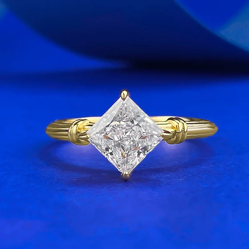 S925 silver plated gold 6 * 6 princess cubic zirconia inlaid ring for women, simple and beautiful starry women's ring
S925 silver plated gold 6 * 6 princess cubic zirconia inlaid ring for women, simple and beautiful starry women's ring