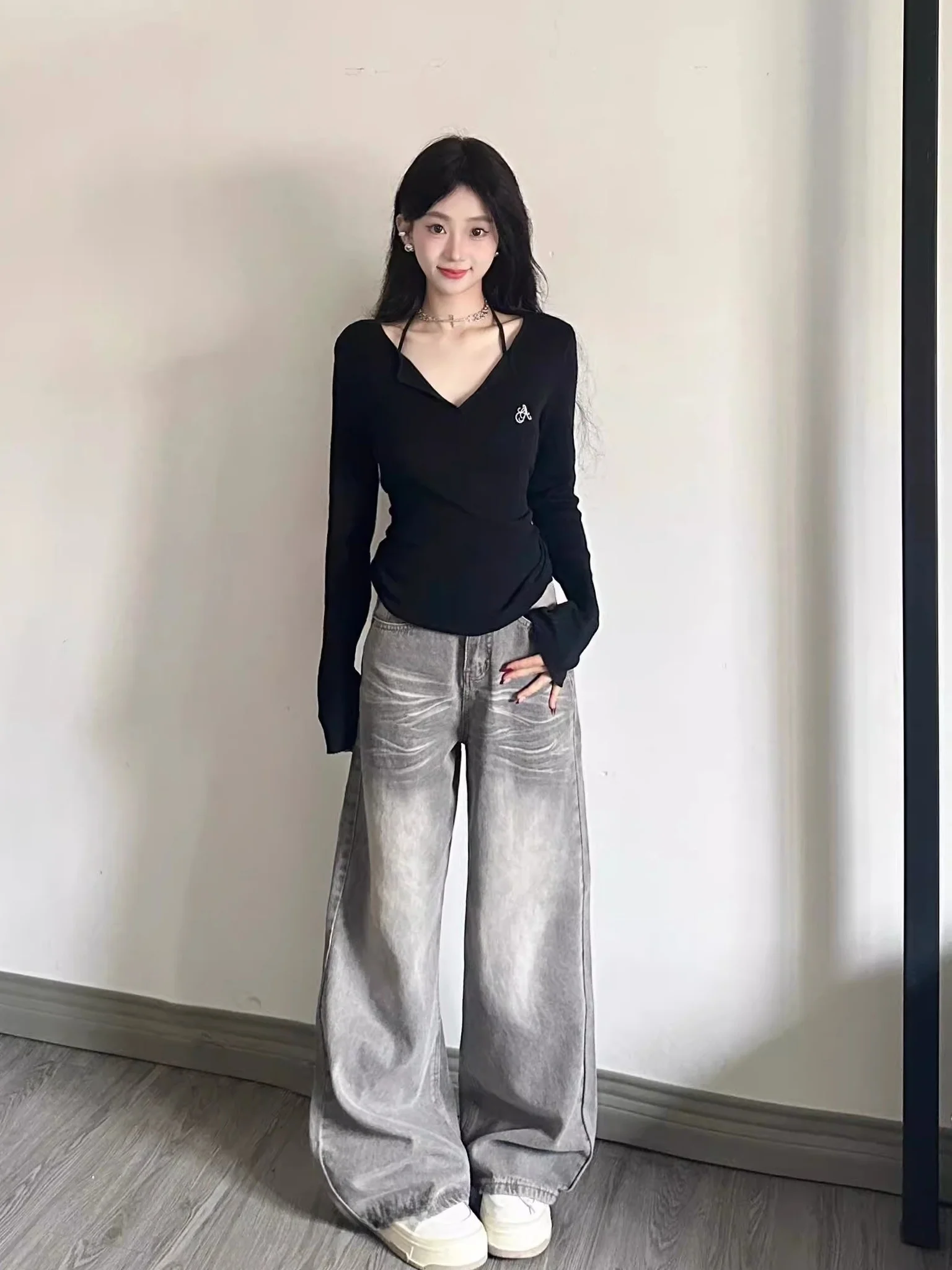 Black Sweet Spicy Girl Long Sleeve V-Neck Slim Fit T-Shirt Women's Autumn Winter Inner Wear Short Base Layer Top Korean Style
Black Sweet Spicy Girl Long Sleeve V-Neck Slim Fit T-Shirt Women's Autumn Winter Inner Wear Short Base Layer Top Korean Style