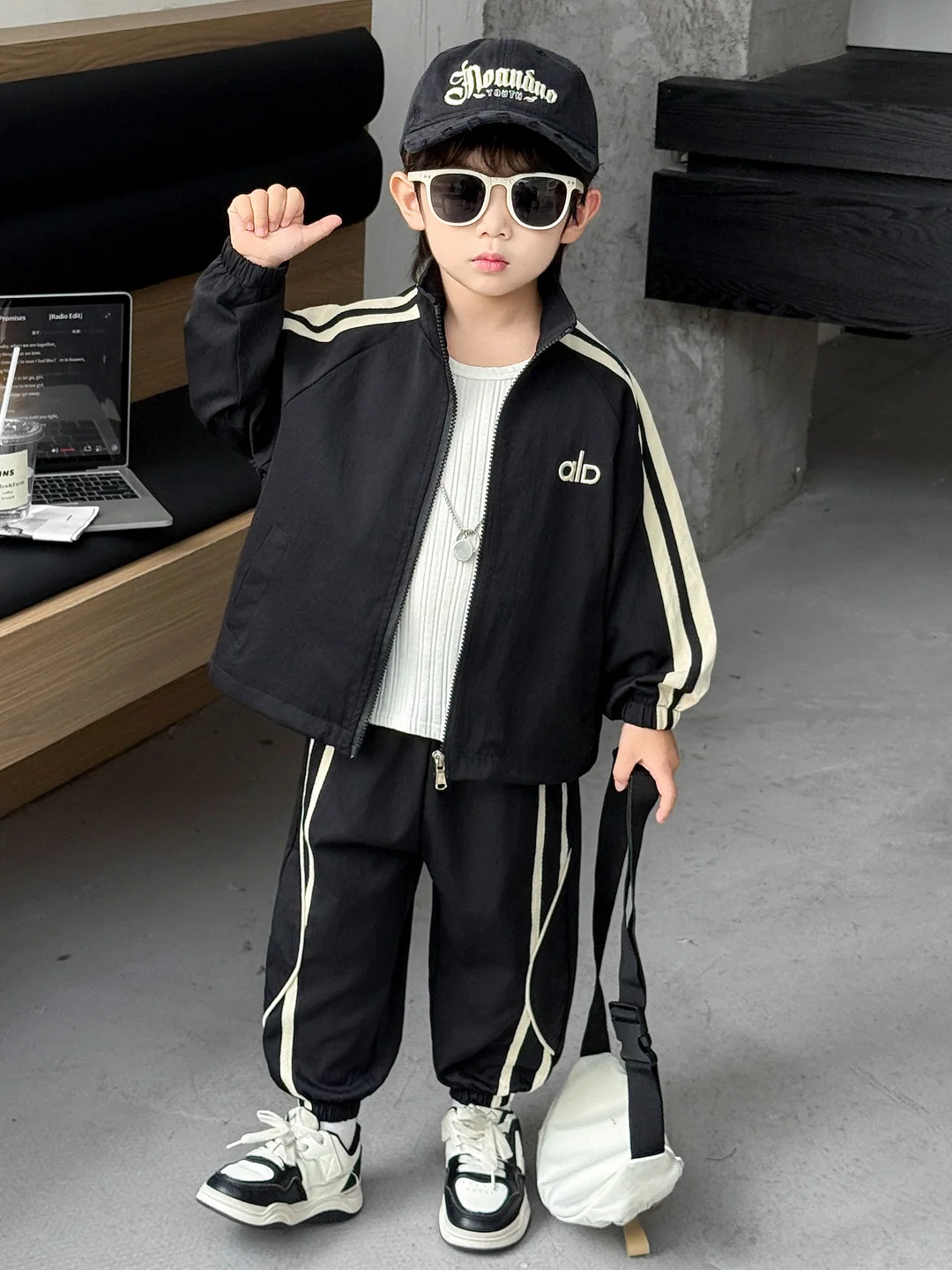 Комплект спортивной одежды для мальчиков Long Sve Jaet And Pants Autumn Faion Bla And Red Модный вид Детская одежда Повседневная спортивная одежда
Комплект спортивной одежды для мальчиков Long Sve Jaet And Pants Autumn Faion Bla And Red Модный вид Детская одежда Повседневная спортивная одежда