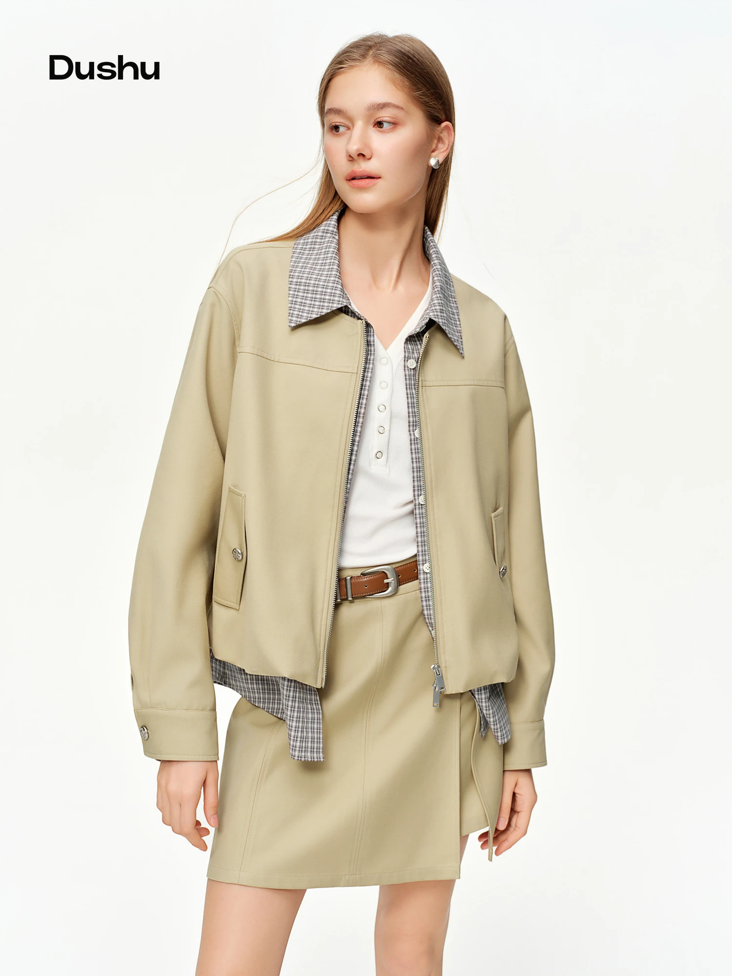 DUSHU 2025 Spring Women Faux Two-Piece Plaid Panel Short Jacket - Retro Flattering Fit Cropped Outerwear for Casual Daily Wear
DUSHU 2025 Spring Women Faux Two-Piece Plaid Panel Short Jacket - Retro Flattering Fit Cropped Outerwear for Casual Daily Wear