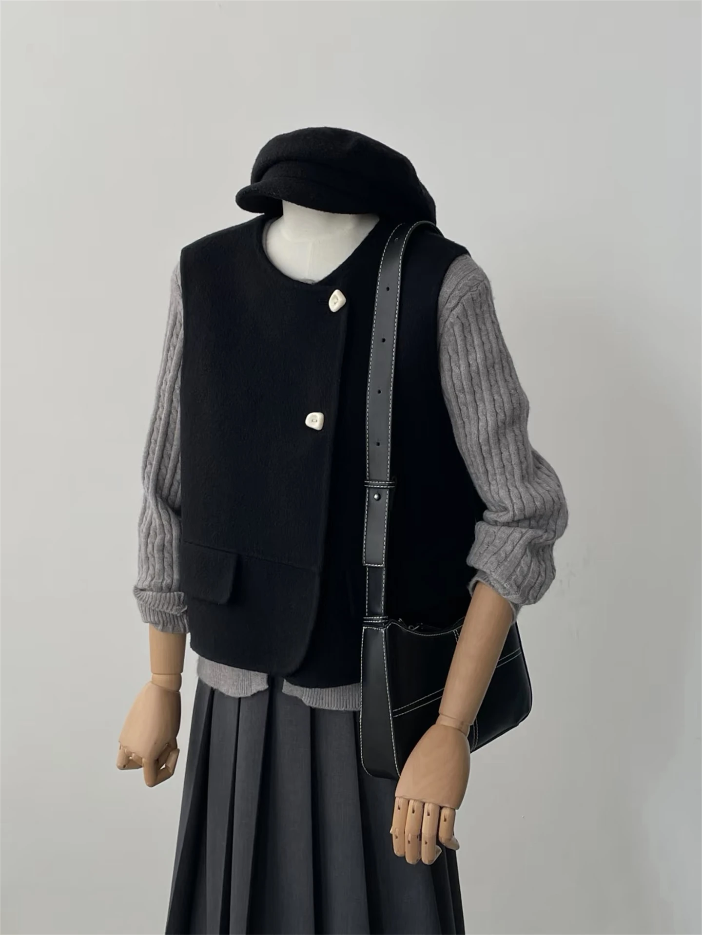 Double-Sided Wool round Neck Vest Women's Versatile Layering Two-Button Shoulder Bared Top Short Outerwear Commute Style
Double-Sided Wool round Neck Vest Women's Versatile Layering Two-Button Shoulder Bared Top Short Outerwear Commute Style