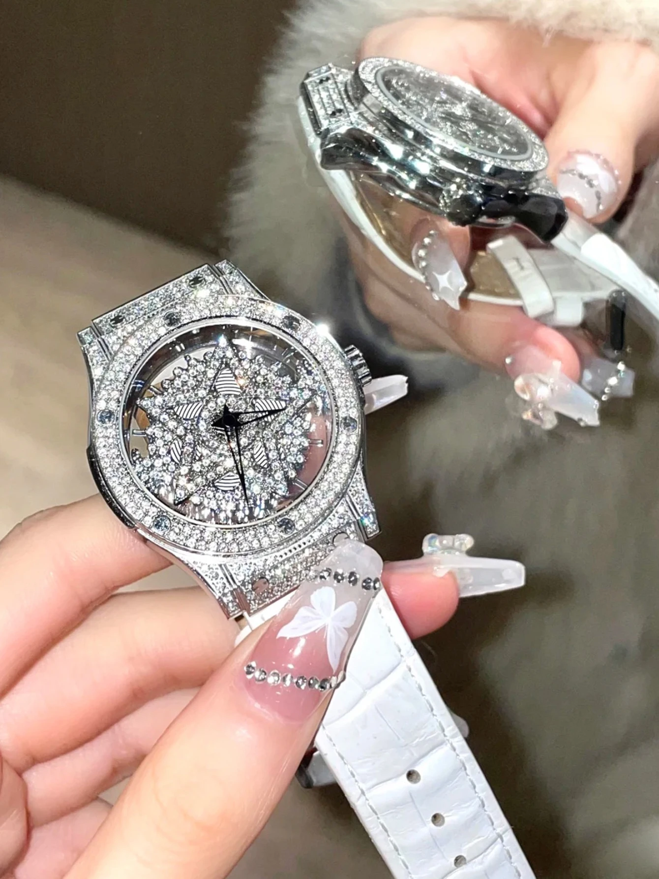 1 new silver fashion elegant ladies quartz watch five-pointed star rotating dial inlaid diamond with white leather strap leisure simple niche ladies waterproof watch
1 new silver fashion elegant ladies quartz watch five-pointed star rotating dial inlaid diamond with white leather strap leisure simple niche ladies waterproof watch