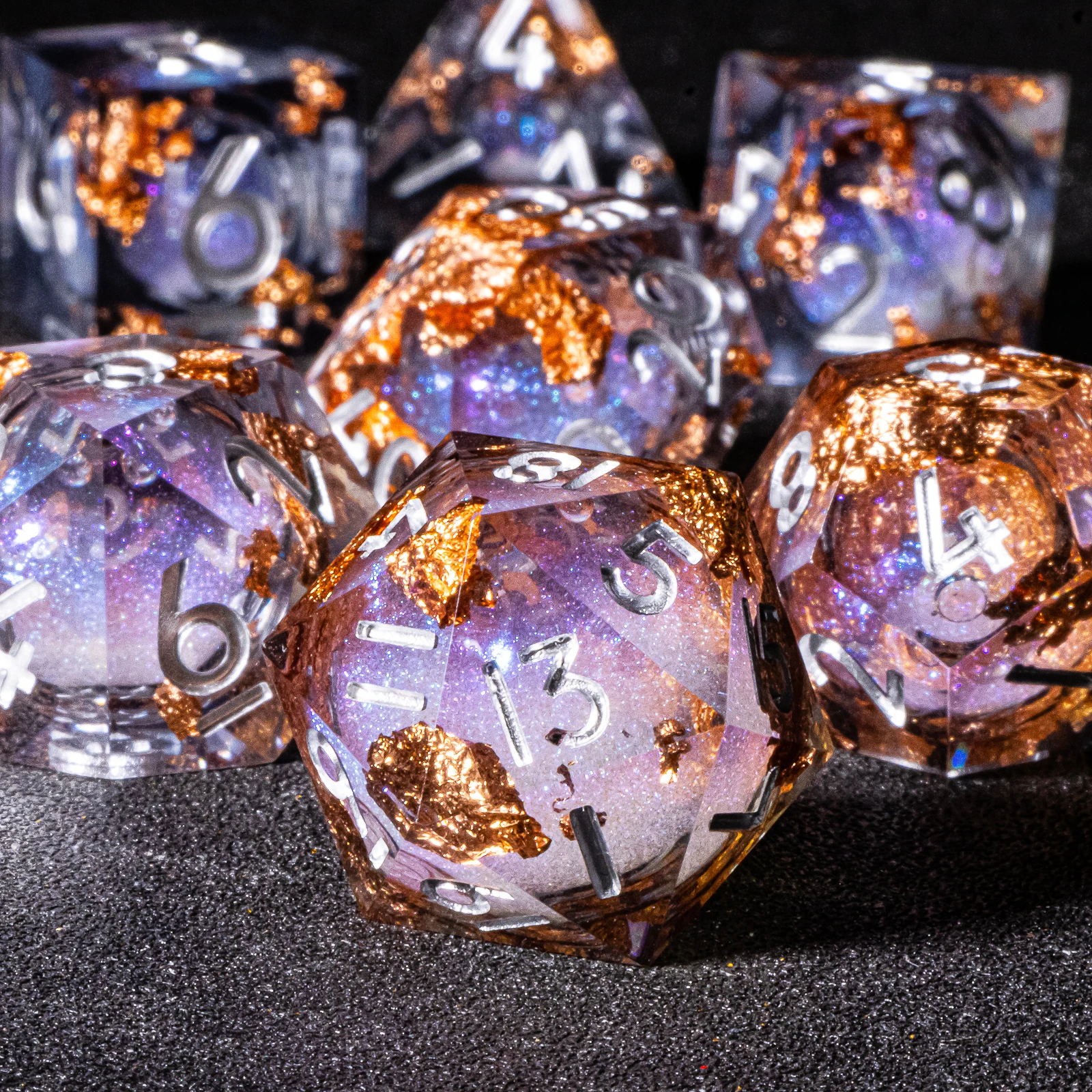 Кубики D&D Liquid Core и Galaxy Sharp Edge для ролевых игр D&D, Dungeon and Dragon, Pathfinder, кубики из смолы с золотой фольгой
Кубики D&D Liquid Core и Galaxy Sharp Edge для ролевых игр D&D, Dungeon and Dragon, Pathfinder, кубики из смолы с золотой фольгой