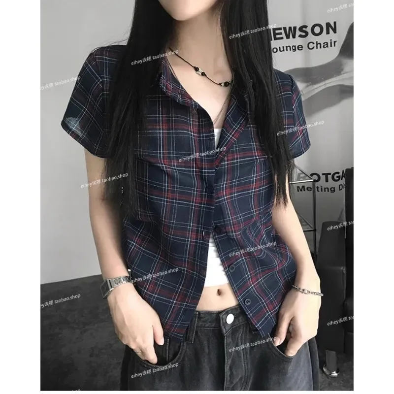Женская плиссированная сексуальная тонкая рубашка с короткими рукавами на шнуровке в консервативном стиле, новинка лета 202, однобортная повседневная блузка в клетку с воротником-поло
Женская плиссированная сексуальная тонкая рубашка с короткими рукавами на шнуровке в консервативном стиле, новинка лета 202, однобортная повседневная блузка в клетку с воротником-поло
