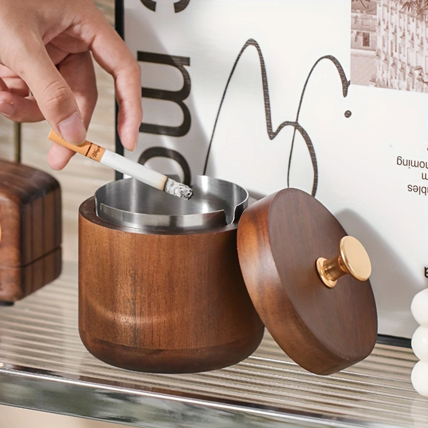 Windproof Ashtray with Lid - Stylish Desktop Ash Holder for Indoor and Outdoor Use - Ideal for Home, Hotel, Office - Unique Gift
Windproof Ashtray with Lid - Stylish Desktop Ash Holder for Indoor and Outdoor Use - Ideal for Home, Hotel, Office - Unique Gift