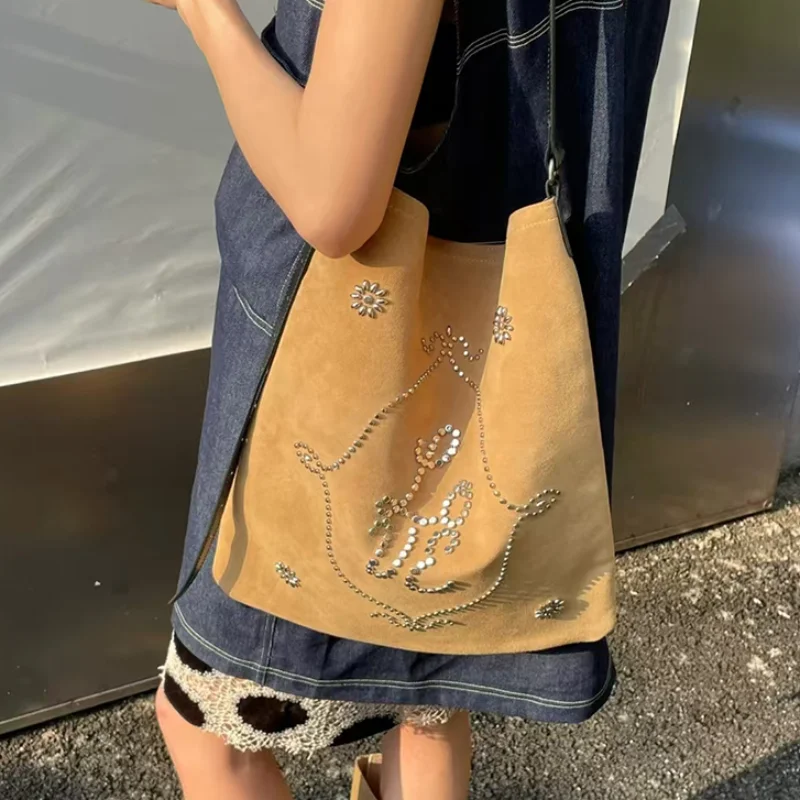Женская замшевая сумка-тоут с бриллиантами, простая винтажная матовая сумка большой вместимости с верхней ручкой, трендовая простая дорожная сумка для покупок 
Женская замшевая сумка-тоут с бриллиантами, простая винтажная матовая сумка большой вместимости с верхней ручкой, трендовая простая дорожная сумка для покупок