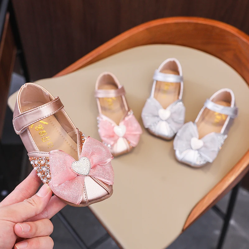 Girls' Lightweight Leather Shoes with Love Bow Design Soft Soled Children's Princess Footwear New 2026 Collection 21-35
Girls' Lightweight Leather Shoes with Love Bow Design Soft Soled Children's Princess Footwear New 2026 Collection 21-35