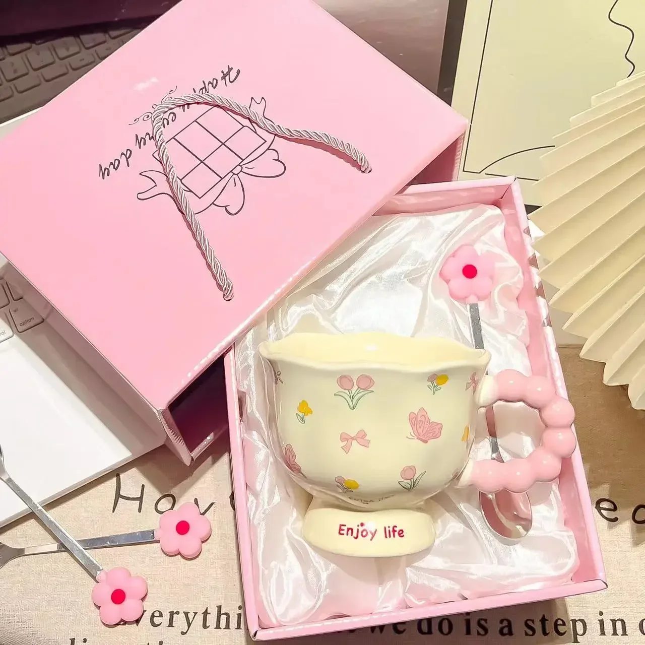 Girls Souvenir Coffee Mug Household Ceramic Cup High Quality Cup Mugs Coffee Miilk Cups Water Cup Birthday Gift Creative Flower
Girls Souvenir Coffee Mug Household Ceramic Cup High Quality Cup Mugs Coffee Miilk Cups Water Cup Birthday Gift Creative Flower